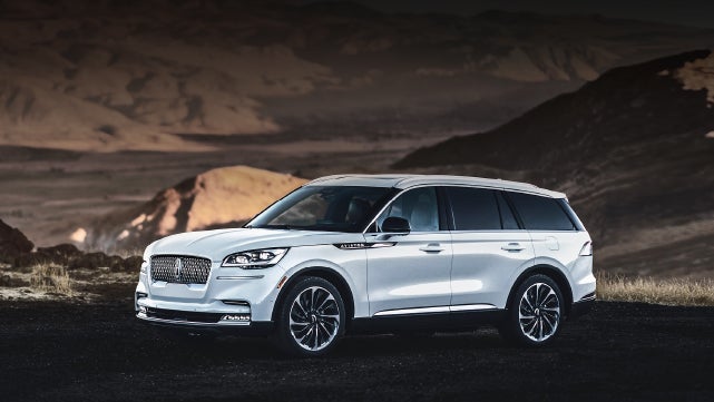 A 2024 Lincoln Aviator® SUV is parked at a mountain overlook | Sentry Lincoln in Medford MA