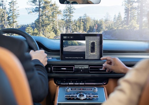 The available 360-Degree Camera shows a bird's-eye view of a Lincoln Aviator® SUV | Sentry Lincoln in Medford MA