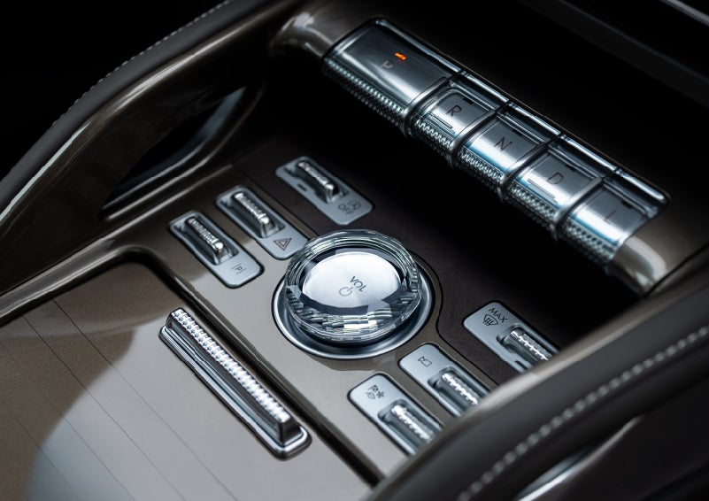 A crystal-inspired volume knob is shown in the center floor console of a 2024 Lincoln Nautilus® SUV. | Sentry Lincoln in Medford MA