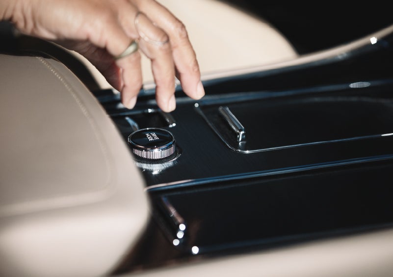A hand reaching for the Lincoln Drive Modes knob of a 2024 Lincoln Aviator® SUV | Sentry Lincoln in Medford MA
