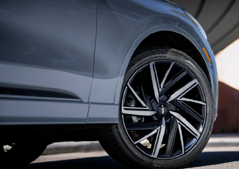 The wheel of the 2027 Lincoln Aviator® Black Label™ SUV is shown slightly angled out. | Sentry Lincoln in Medford MA